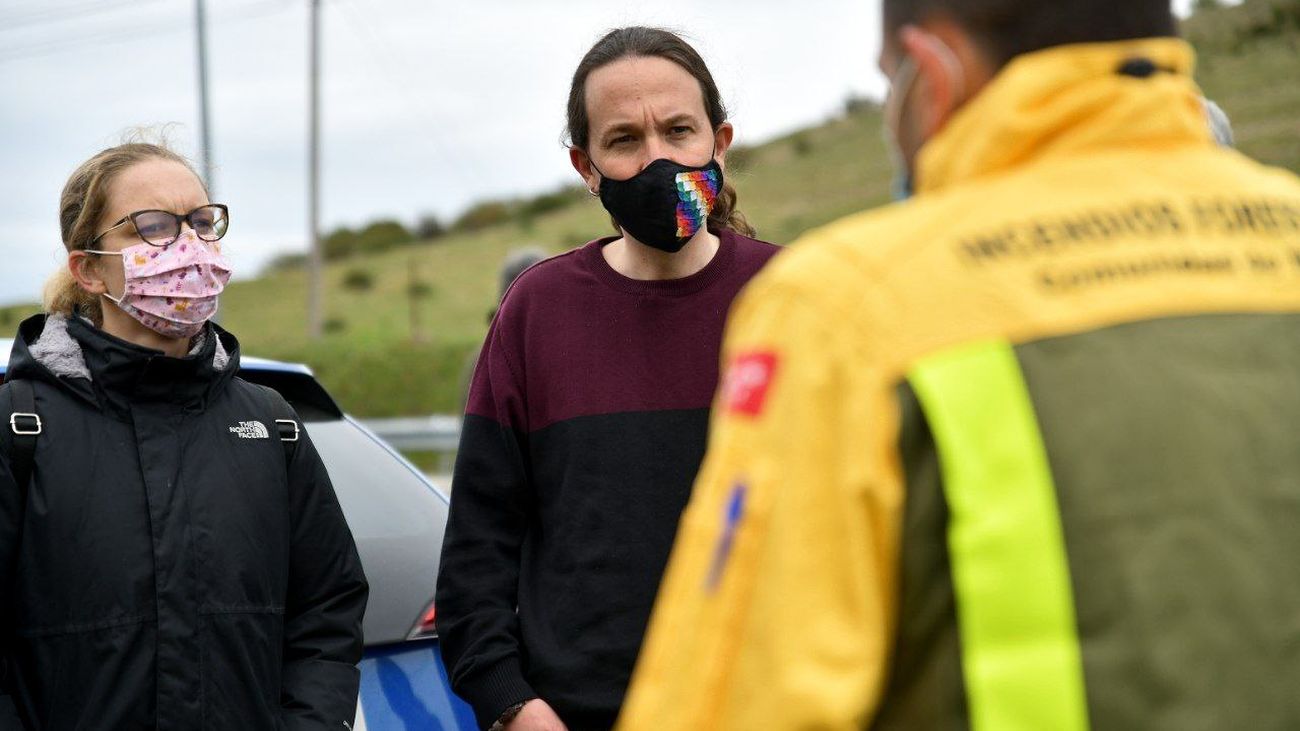 El candidato de Unidas Podemos, Pablo Iglesias, durante su encuentro con bomberos forestales
