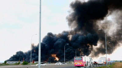 Un gran incendio arrasa varias naves de un polígono industrial en Seseña