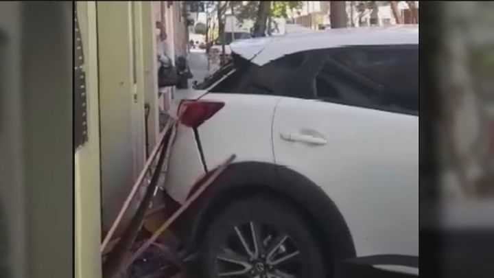 Un coche se empotra contra la terraza de una cafetería en Madrid sin resultar nadie herido