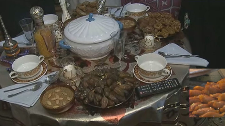 Mesa familiar preparada con manjares para cuando se rompe el ayuno al anochecer / TELEMADRID