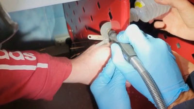 Los bomberos liberan el dedo de un joven tras quedar atrapado en una mesa de ordenador en San Fernando