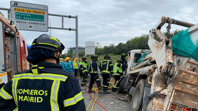 Rescatan a un camionero atrapado tras un accidente en la M-40