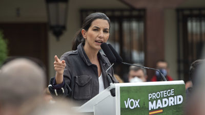 Vox dice que su "única" bandera es la de España frente "a los que se envuelven en la LGTBI o republicana"