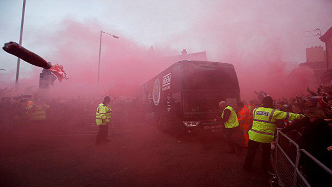 Cientos de aficionados reciben con bengalas y piedras al Real Madrid