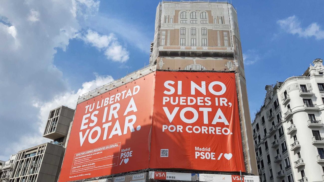 La nueva lona electoral del PSOE en la Plaza de Callao