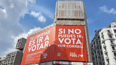 El PSOE retira la lona de Callao y la sustituye por otra con un mensaje distinto