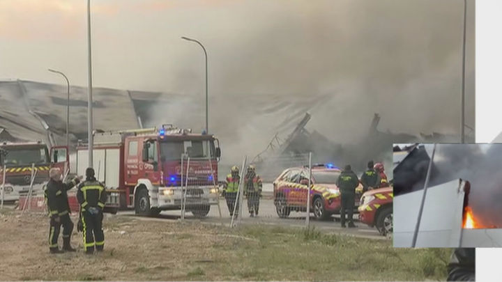 Los bomberos controlan que el humo del incendio de Seseña no afecte a las urbanizaciones ni al tráfico de la A-4