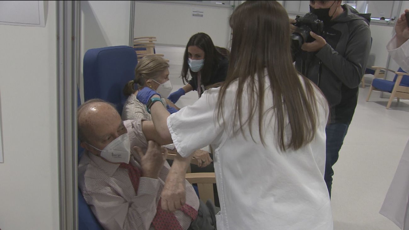 Plan alternativo de Madrid ante el retraso de Janssen: eliminar los límites de AstraZeneca y vacunación voluntaria