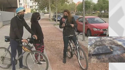 El carril ‘rompebicis’ del Pau de Carabanchel, lleno de baches, piedras y gravilla