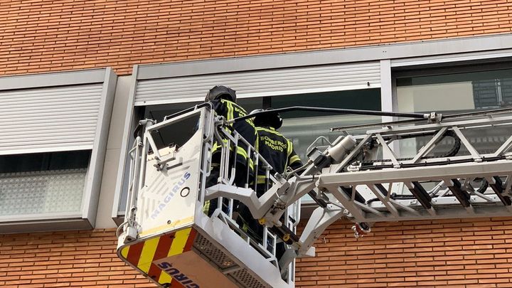 El incendio en un edificio en Vallecas deja 13 heridos leves / Emergencias 112
