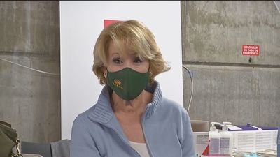 Aguirre, vacunada con AstraZeneca en el Wizink: "La organización ha sido admirable"