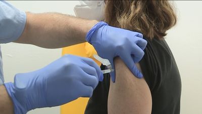 Sanidad mantendrá el intervalo de la segunda dosis de Pfizer y Moderna y decidirá "próximamente" sobre AstraZeneca