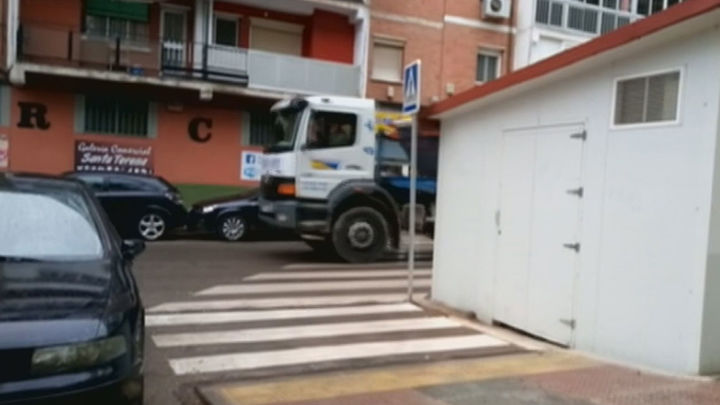 Una caseta impide la visibilidad en una paso de cebra en Alcalá de Henares / TELEMADRID