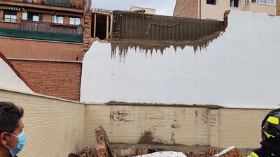 Dos obreros graves al caer siete metros y quedar sepultados bajo los escombros en Tetuán