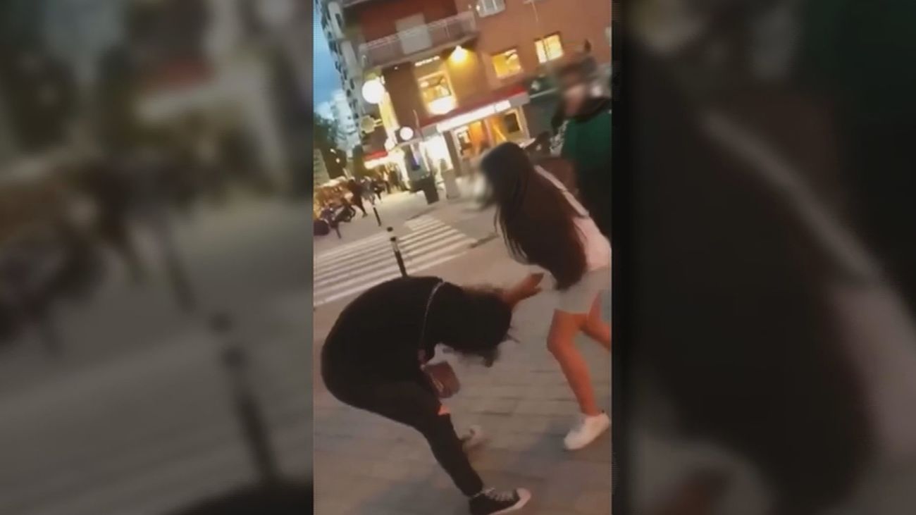 Una joven agrede a otra chica en plena vía pública en Chamartín