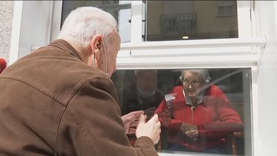 Xabier demuestra a través de un cristal sus 66 años de amor por Carmen, enferma de alzheimer