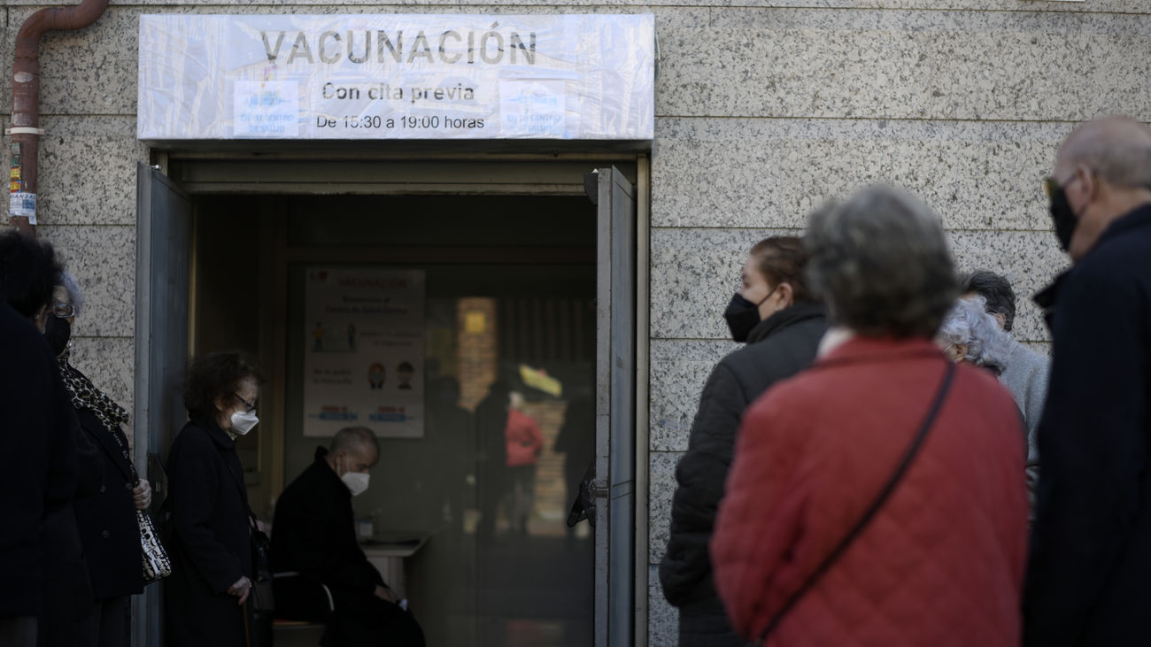 Espera a las puertas de un centro de salud para vacunarse en Madrid