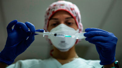 Mayores citados para una tercera dosis de Pfizer por un "error humano" en Madrid