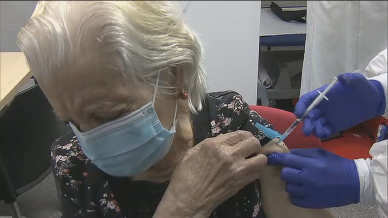 Los mayores de 75 años podrán pedir cita previa para vacunarse sin esperar a que les llamen