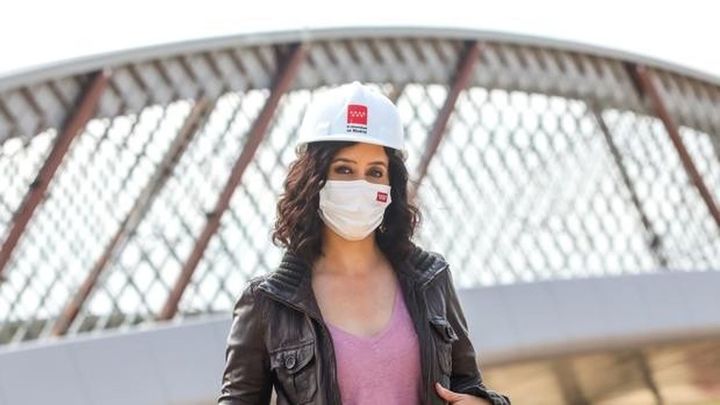La presidenta y candidata del PP, Isabel Díaz Ayuso, durante la visita de este viernes a Barajas / EUROPA PRESS