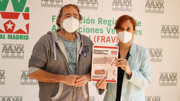 La candidata de Más Madrid, Mónica García, junto a Enrique Villalobos, presidente de la Federación de Asociaciones Vecinales de Madrid / MAS MADRID