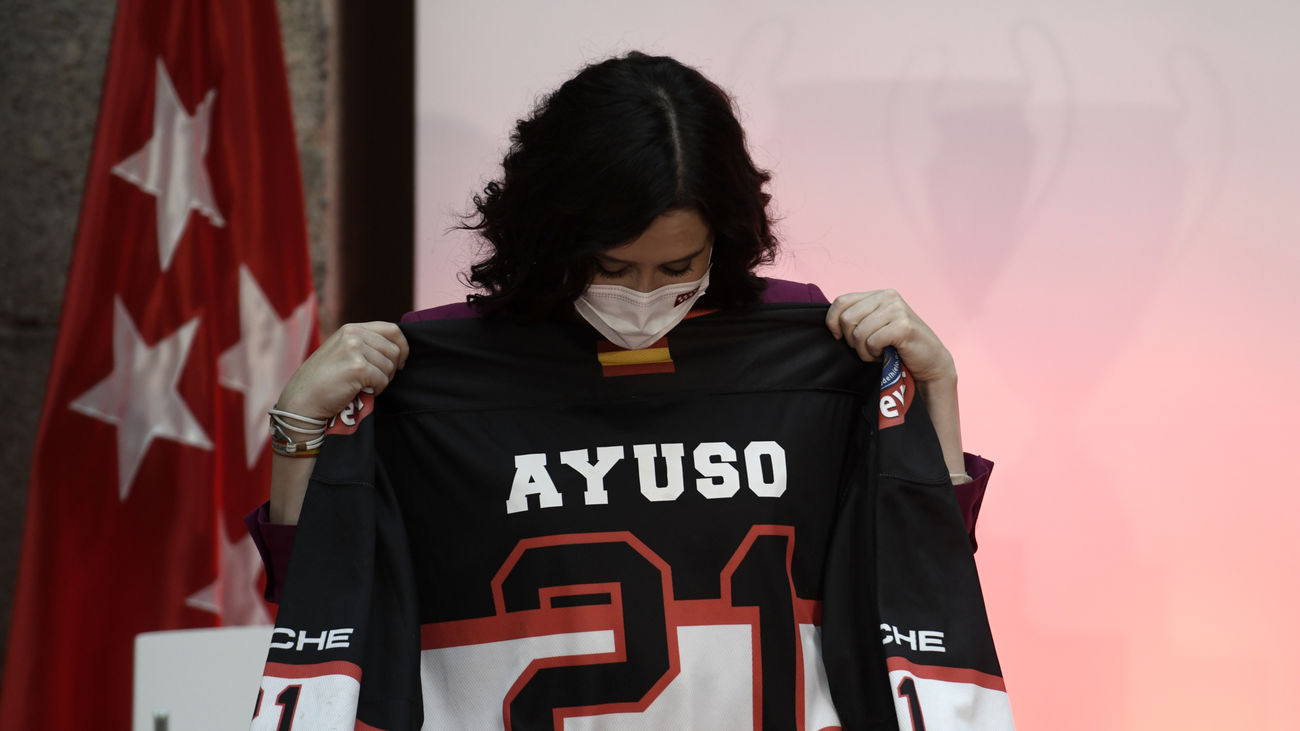 La presidenta regional durante la recepción a los equipos ganadores de la Copa de la Reina