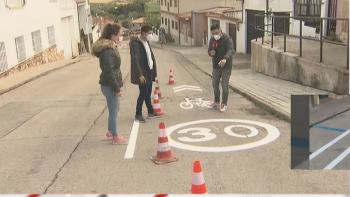 Indignación y asombro de los vecinos de Torres de la Alameda por el carril bici que el ayuntamiento ha colocado al pie de sus casas