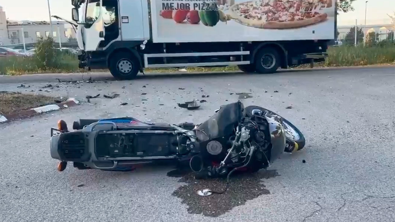 Un motorista de 62 años muere en Alcalá de Henares tras chocar contra un camión