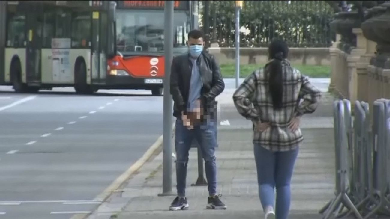 Uno de los acusados de la 'manada de Sabadell' se baja los pantalones ante la Prensa