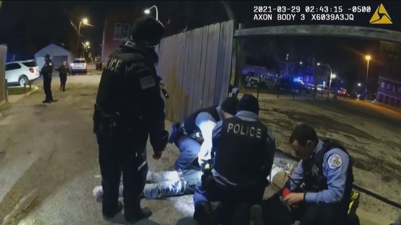 Adam, el niño de 13 años, tenía las manos en alto cuando un policía de Chicago le disparó