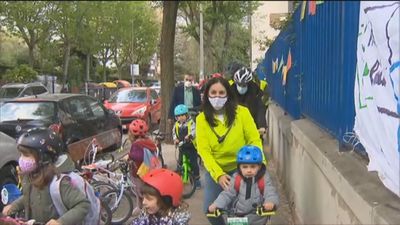 La entrada al cole se convierte en una odisea diaria para los alumnos y padres de un centro de Ciudad Lineal