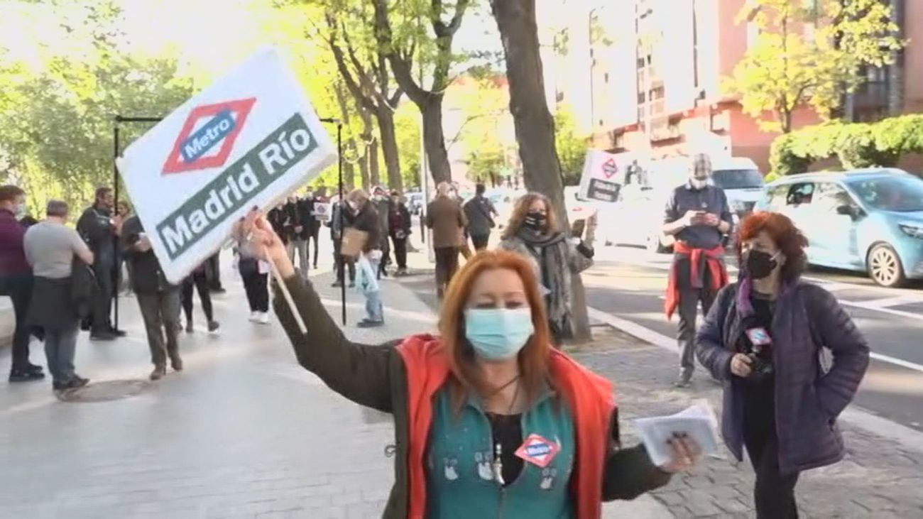 Vecinos de Carabanchel salen a la calle para reivindicar la prolongación de la línea 11 de Metro