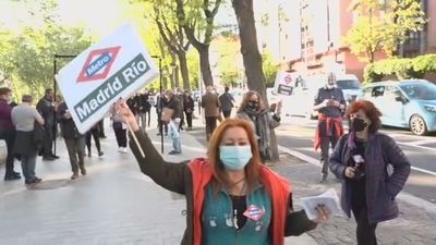 Vecinos de Carabanchel salen a la calle para reivindicar la prolongación de la línea 11 de Metro