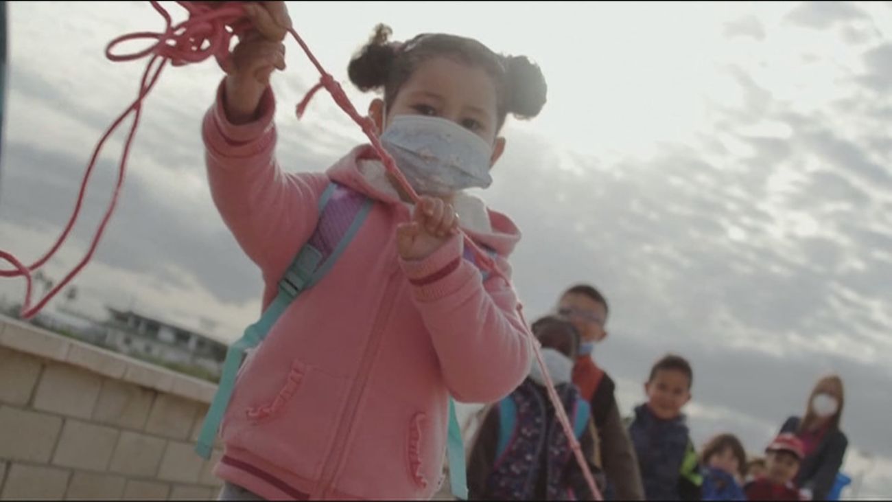 Un colegio público de Murcia cambia las aulas por las playas para estar más protegidos