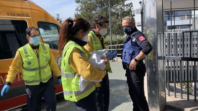 Encuentran un bebé abandonado en el interior  de una bolsa de cartón en el distrito de Fuencarral