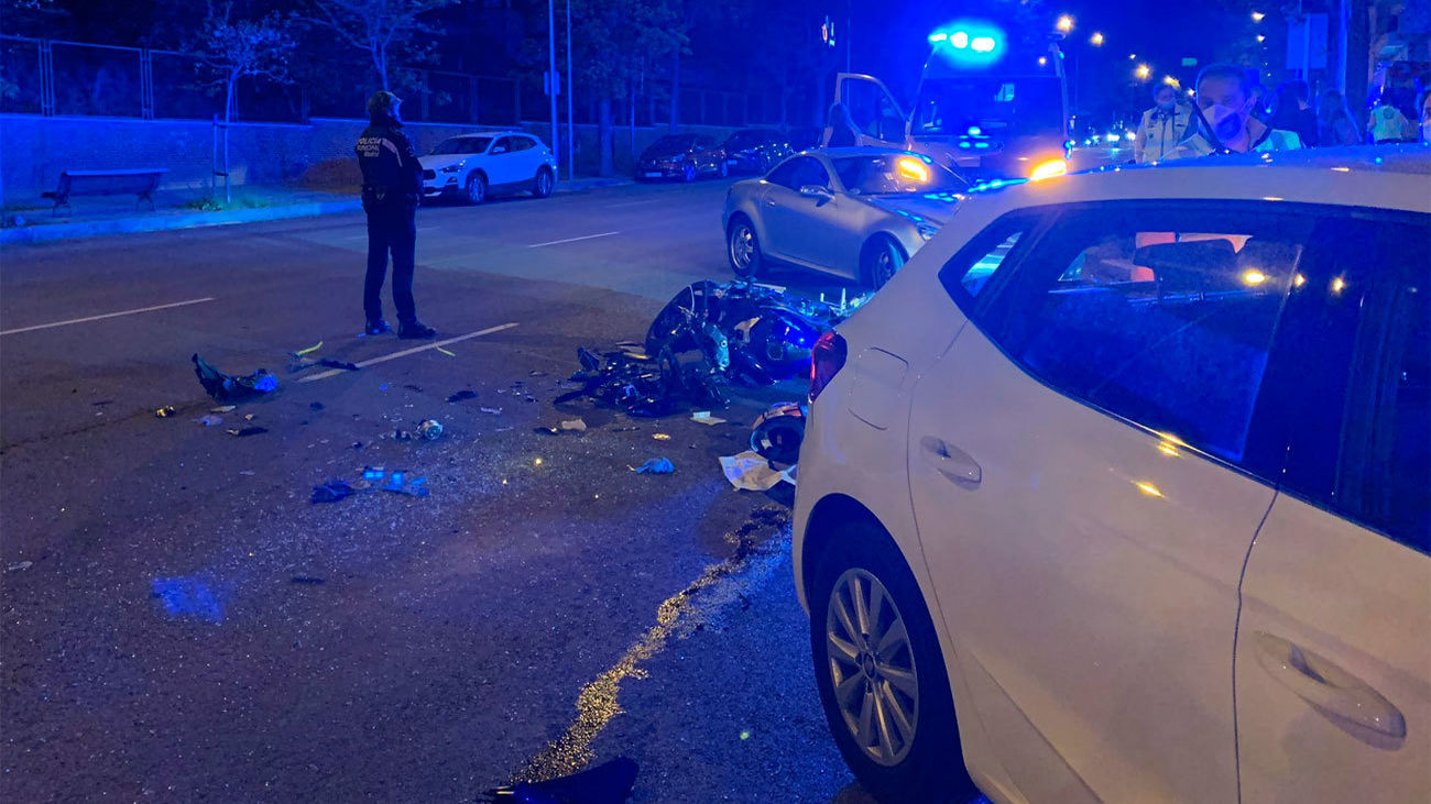 Herido grave un motorista al chocar contra un vehículo en Madrid