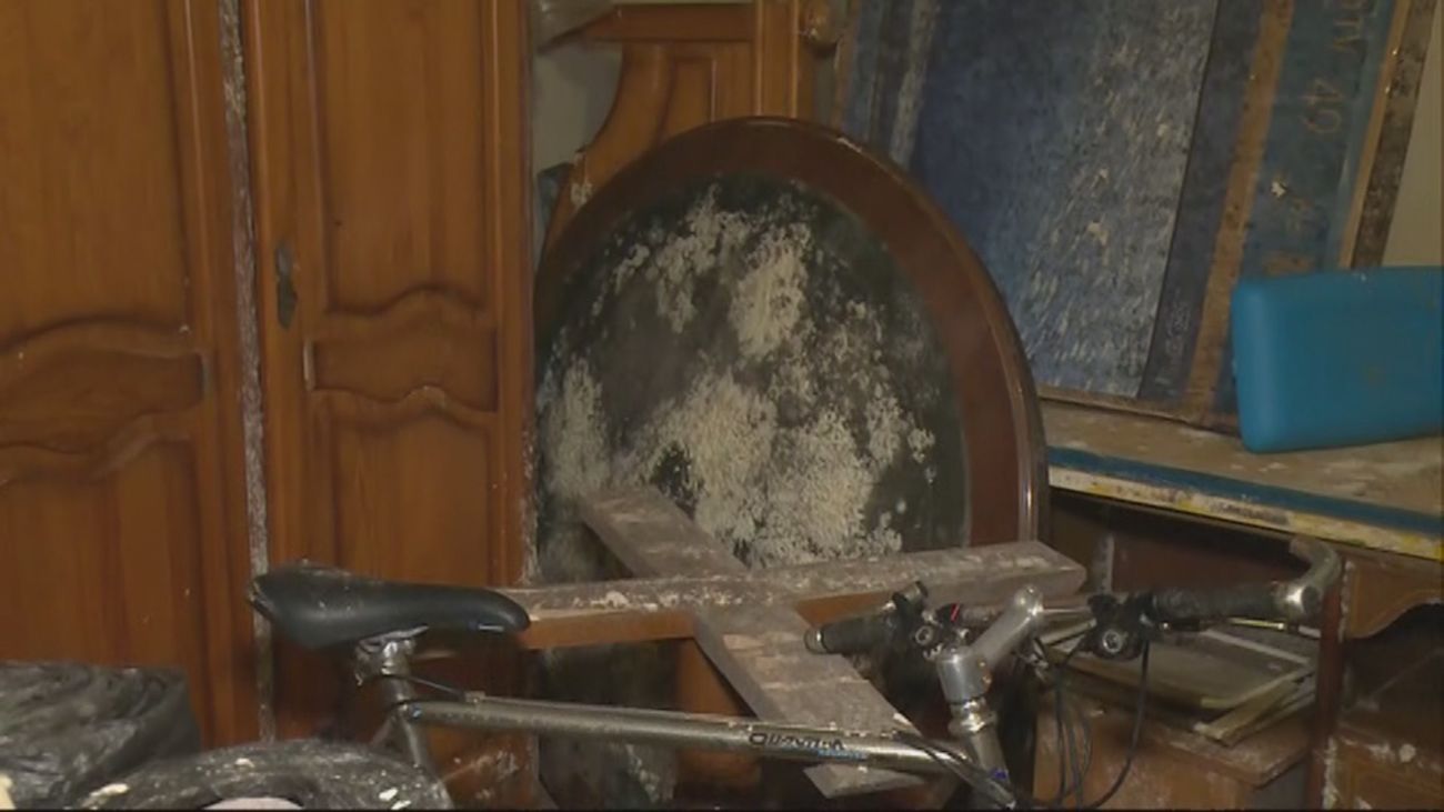 Una vecina de Parla denuncia "goteras como cascadas" en su trastero
