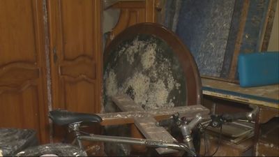 Una vecina de Parla denuncia "goteras como cascadas" en su trastero