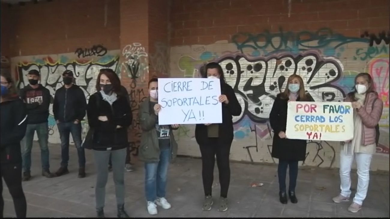 Los vecinos de Montecarmelo denuncian botellones y vandalismo en la zona