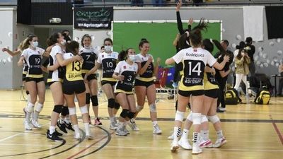 El entrenador y las jugadores del VP Madrid celebran en Onda Madrid el ascenso a la Superliga Femenina