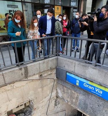 Mónica García, candidata de Más Madrid, durante la visita a las obras del metro en Gran Vía / EFE
