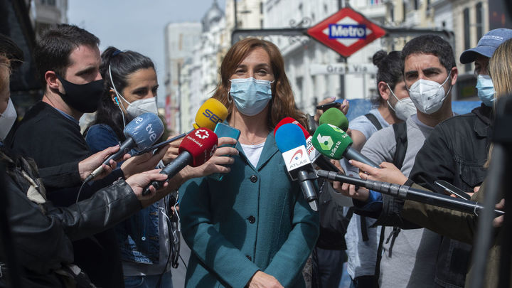 Monica García, candidata de Más Madrid, junto a la estación de Metro de Gran Vía / EUROPA PRESS