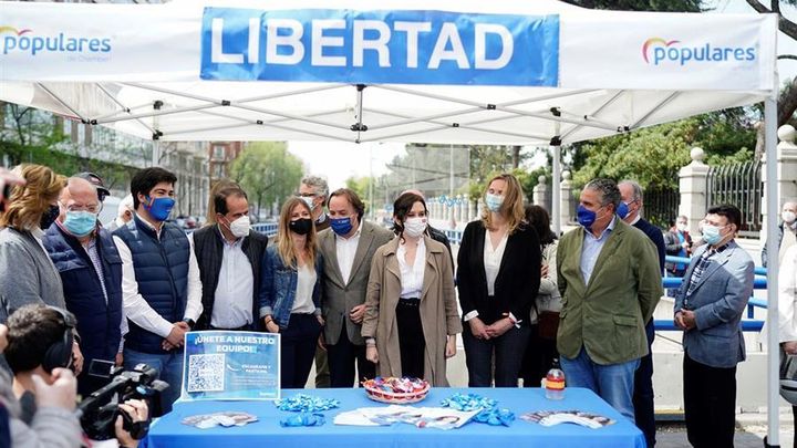 La presidenta de la Comunidad de Madrid y candidata a la reelección, Isabel Díaz Ayuso en la carpa del Partido Popular en el distrito de Chamberí, este lunes / EFE