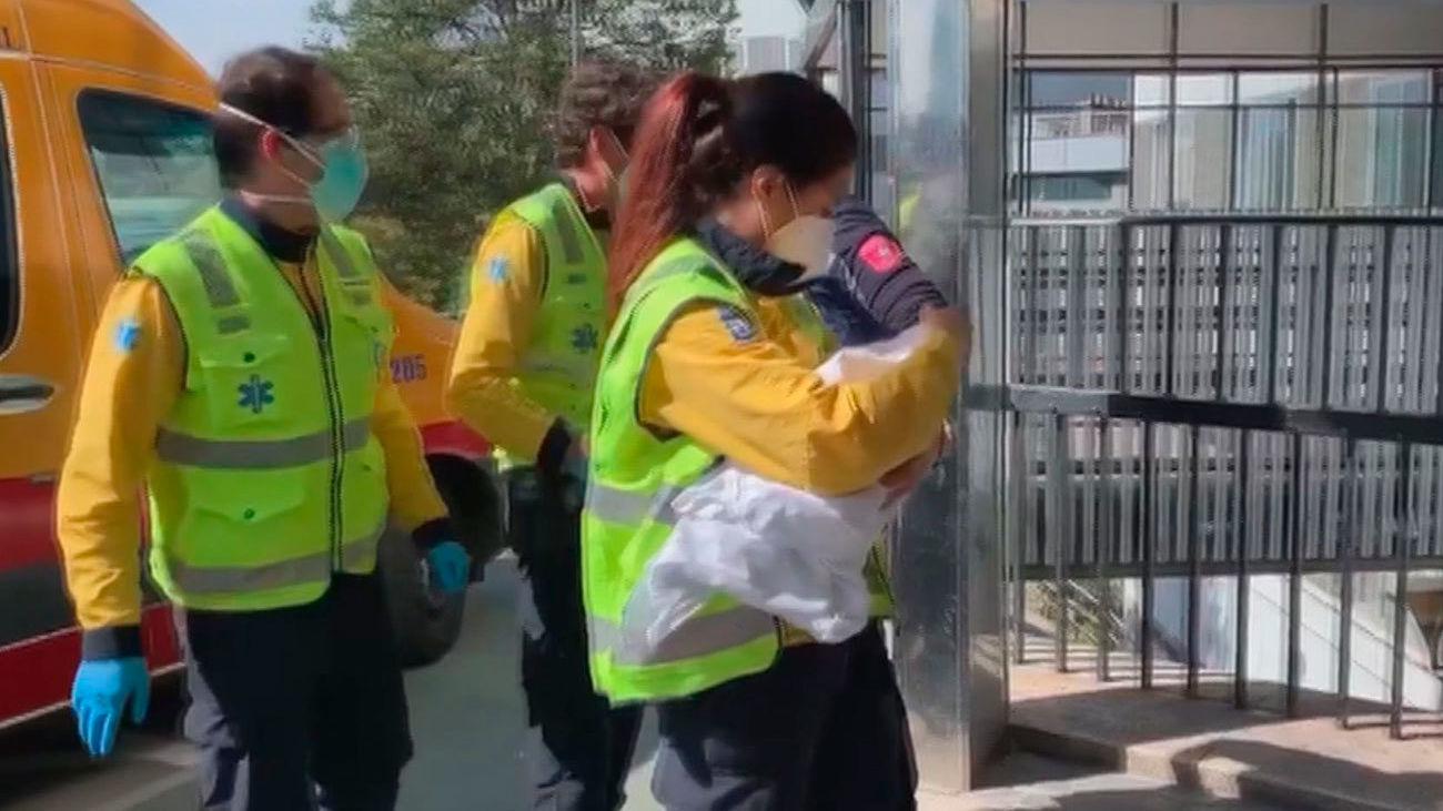 La Policía busca a la madre del bebé abandonado en un portal de Fuencarral