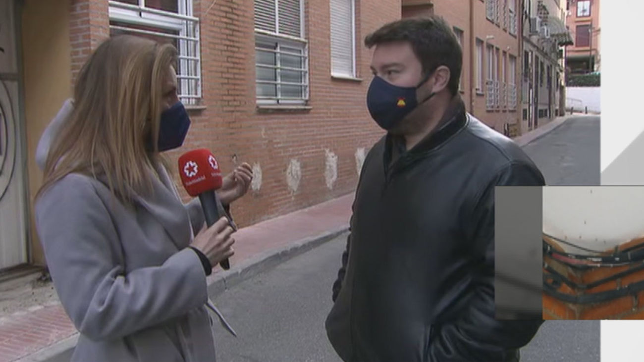 Olor nauseabundo y mosquitos por las aguas residuales que se filtran de un edificio okupado de San Sebastián de los Reyes