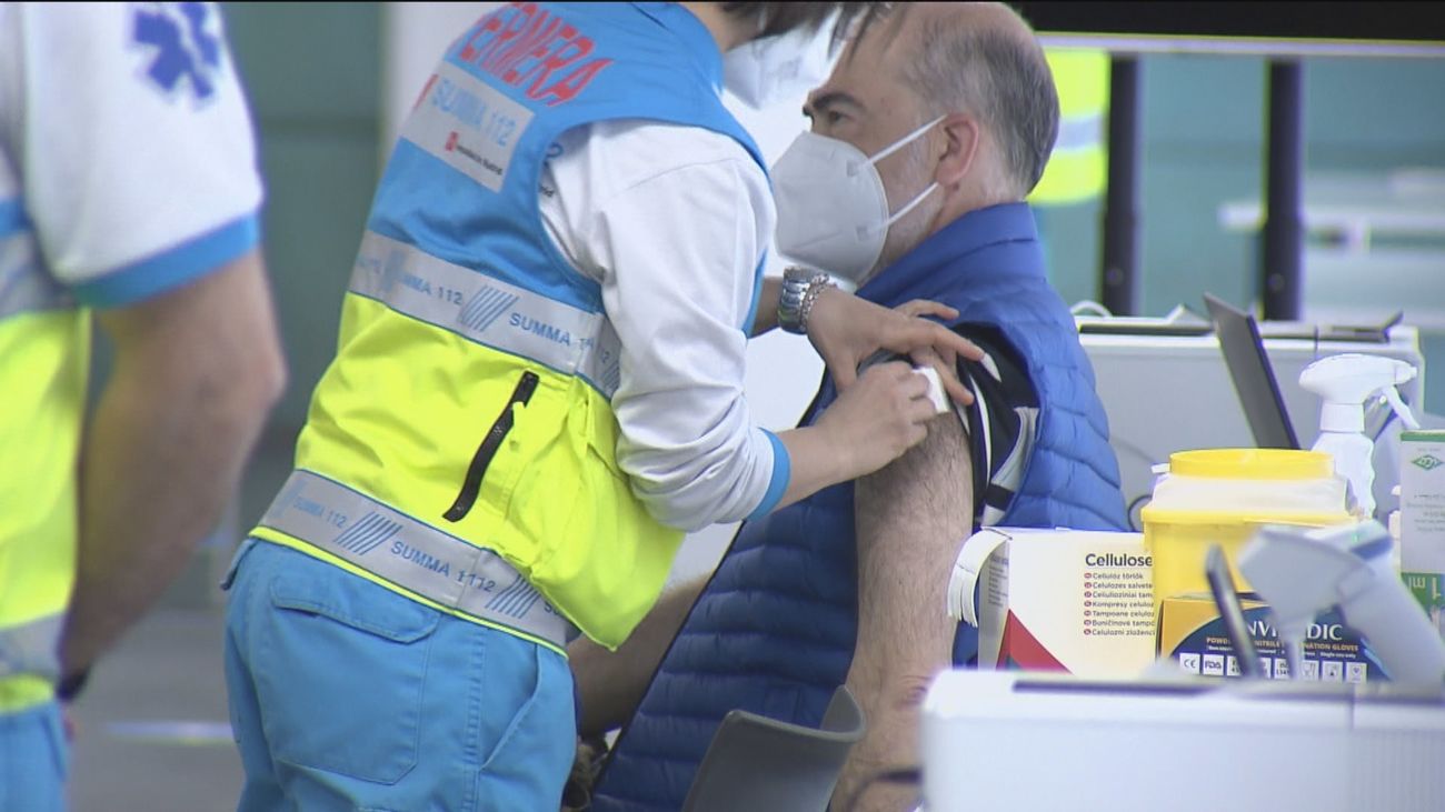 La vacunación masiva sigue en Madrid, pero se ralentiza por los contratiempos de Janssen y AstraZeneca