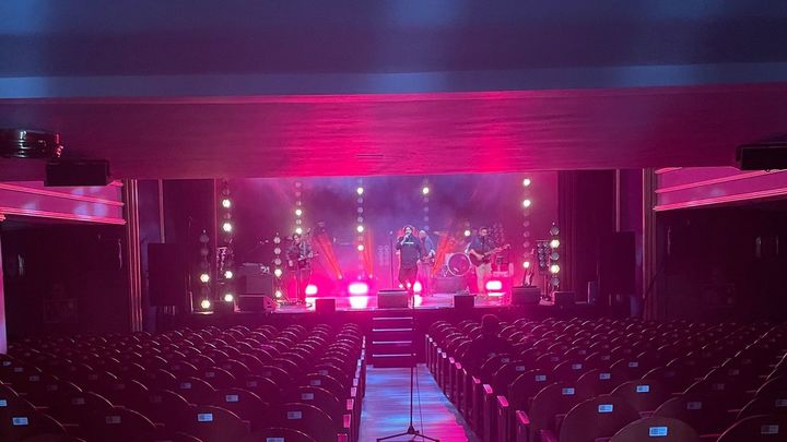 Antonio Orozco ensaya en el Teatro La Latina antes de su concierto / Telemadrid