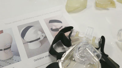 Dos jóvenes madrileñas, premiadas por su mascarilla ergonómica para los respiradores