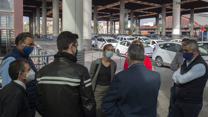 La candidata de Mas Madrid, Mónica García con representantes del sector de Taxi / EUROPA PRESS