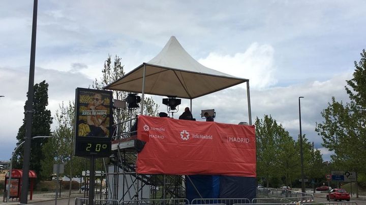 Set exterior instalado frente al edificio de la radiotelevisión pública madrileña / D.H.